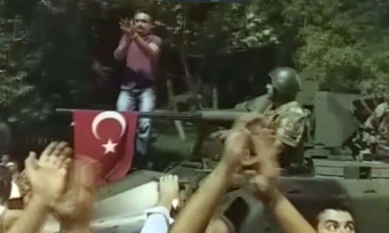 Halk Tankların Üstüne Çıktı!