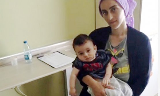 KURTARILAN BEBEĞİNİ BAĞRINA BASTI!