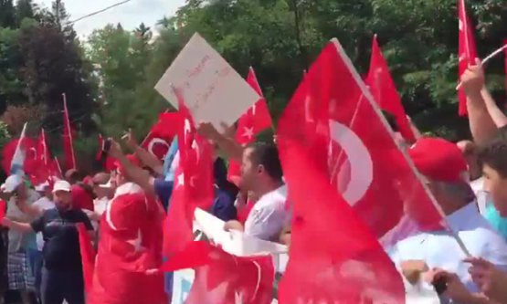 Terör Örgütü Lideri Fethullah Gülen'in Evinin Önünde Protesto!