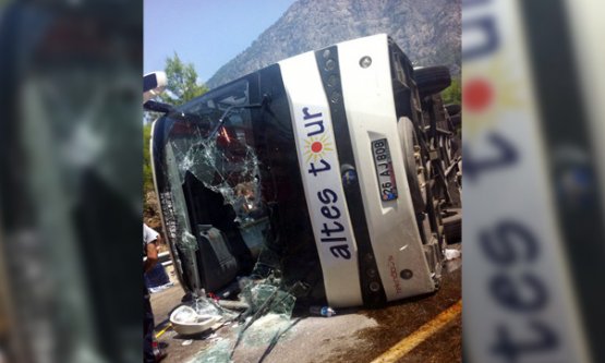 TUR OTOBÜSÜ DEVRİLDİ!