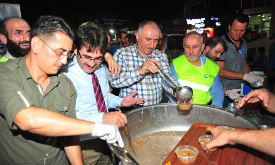 Darbe Nöbetinde BAşkan Çağlayan'dan Vatandaşa Aşure İkramı!