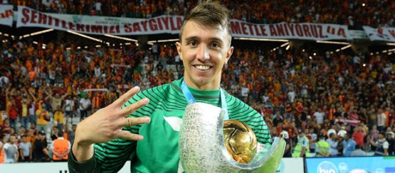 Muslera Hagi'yi Yakaladı!