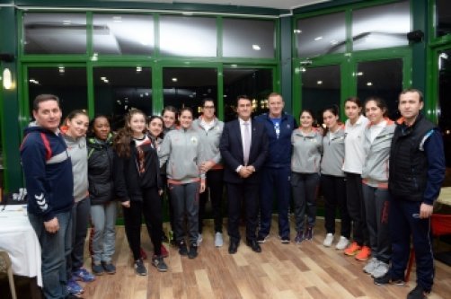 DÜNDAR'DAN GALİBİYET YEMEĞİ VE TEBRİK!