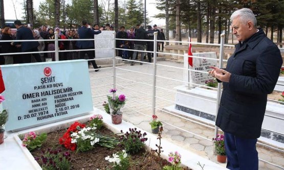 Başbakan Yıldırım Şehit Ömer Halisdemir'in Kabrini Ziyaret Etti!