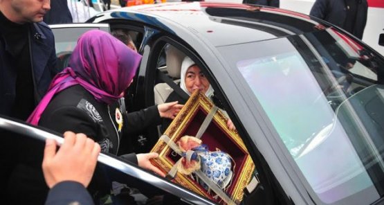 BAŞKAN'IN EŞİNDEN BAŞBAKAN'IN EŞİNE HEDİYE!