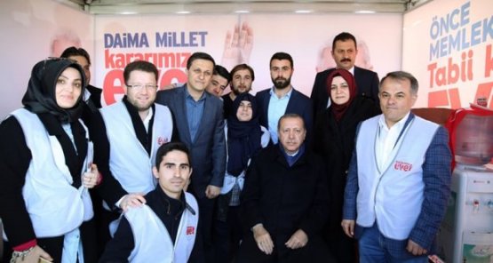 Cumhurbaşkanı Erdoğan Halk Oylaması İçin Kurulan Stantları Ziyaret Etti!