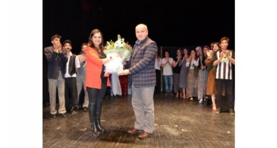 Komşu Köyün Delisi İle Muhteşem Prömiyer!