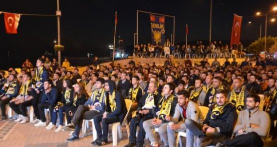 Basketbol Zaferini Demokrasi Meydanında İzlediler!