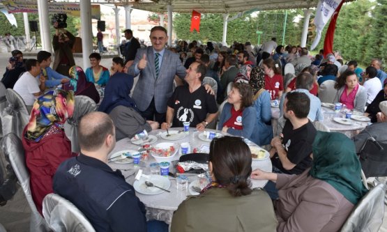 'Sevgi Tüm Engelleri Yener!