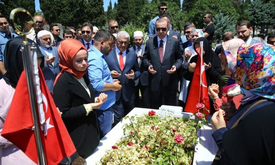 Cumhurbaşkanı Erdoğan, Edirnekapı'daki 15 Temmuz Şehitliğini Ziyaret Etti!