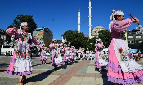 Halkoyunları Şöleni İzleyenleri Mestetti!