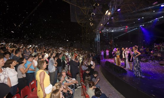 Muhteşem Konserle 90'lara Yolculuk!
