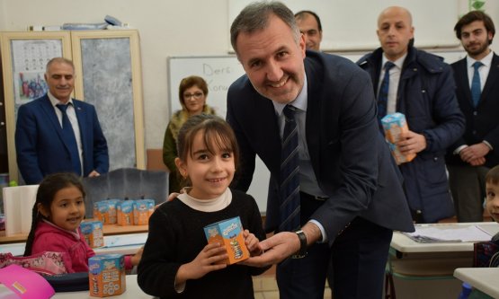 Başkan Taban Öğrencilere Kumbara Dağıttı