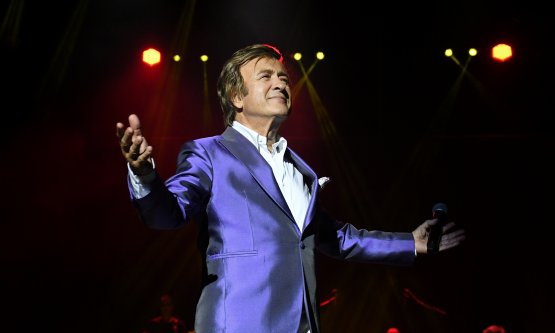 EROL EVGİN'DEN UNUTULMAZ KONSER