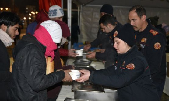 Depremzedelerin yaraları sarılıyor