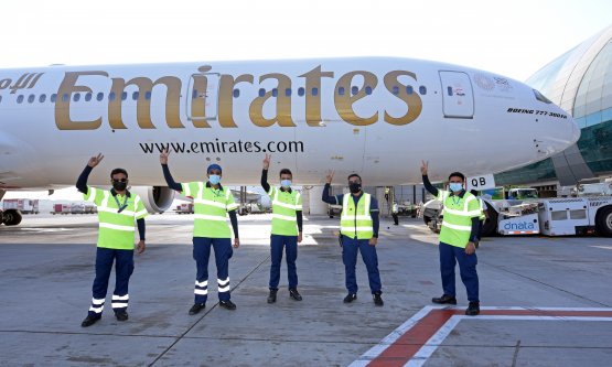 Emirates, Tüm Müşteri Temas Noktalarında Tamamen Aşılanmış Ön Saftaki Ekipleriyle Hizmet Verdiği İlk Uçuşunu Gerçekleştirdi