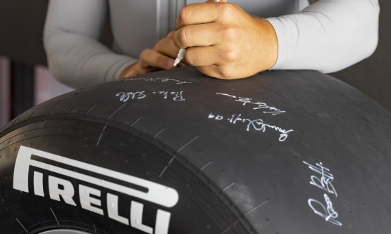 LUNA ROSSA TAKIMININ İMZALADIĞI BİR PIRELLI FORMULA 1 LASTİĞİ YARDIM AMACIYLA AÇIK ARTIRMAYA ÇIKARILDI