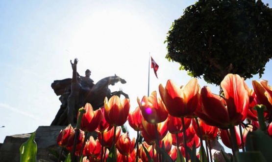 Antalya rengârenk lalelerle süslendi