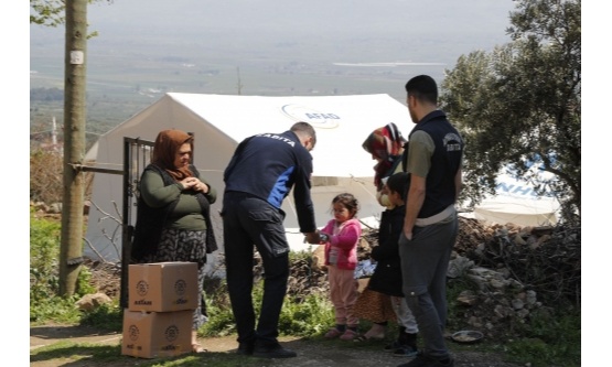 Deprem bölgesinde gıda kolisi dağıtımı yapılıyor