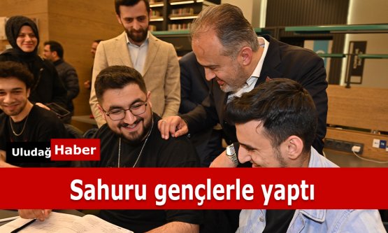 Alinur Aktaş, sahuru gençlerle yaptı