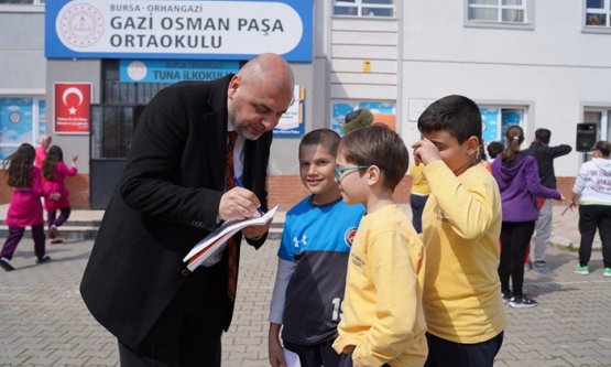 Bekir Aydın Bahar'ı minik öğrencilerle karşıladı