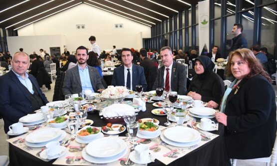 Mustafa Dündar şehit aileleri onuruna iftar verdi