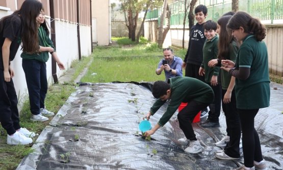 Nilüfer'de çilek ve marul dikerek tarımla tanıştılar