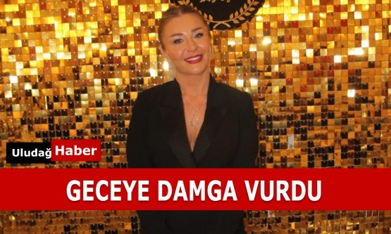 Özlem Acar güzelliği ile ödül gecesine damga vurdu