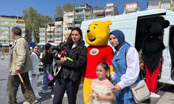 Bayramda çocuklar sevilen çizgi karakterler karşılaştılar