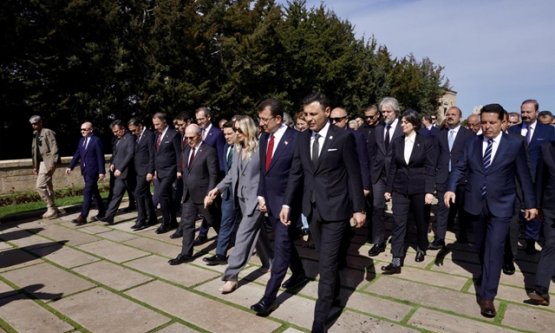 Ekrem İmamoğlu 26 ilçe belediye başkanı ile ATA'nın huzuruna çıktı