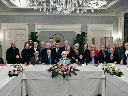 Cumhurbaşkanı Erdoğan ve eşi Emine Erdoğan, yaşlılarla bir araya geldi
