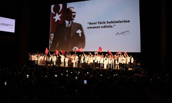 Geleceğin Hekimleri Burs Fonu'na destek olmak için sahneye çıktı