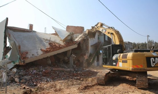 Nilüfer'de 2 katlı kaçak bina yıkıldı