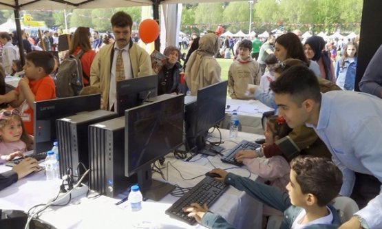 Bursa'da 23 Nisan Coşkusu Teknolojiyle Buluştu: Çocuklar Akıllı Şehir Oyunlarını Test Etti