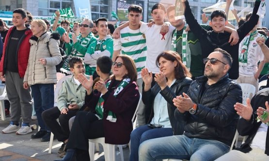 Bursaspor'un şampiyonluk maçı Halk Evi önünde dev ekranda izlendi