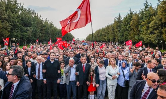 Özgür Özel, Vatandaşlarla Birlikte I. Meclis Önünden Anıtkabir'e Yürüdü