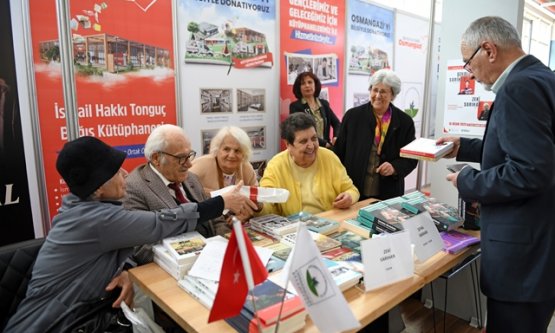 Şenal Sarıhan ve Zeki Sarıhan'a Kitapseverlerden Yoğun İlgi