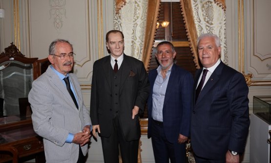 Atatürk'ün Balmumu Heykeli Hünkâr Köşkü'nde Ziyarete Açıldı: Yılmaz Büyükerşen'in Eseri Bursa'da!