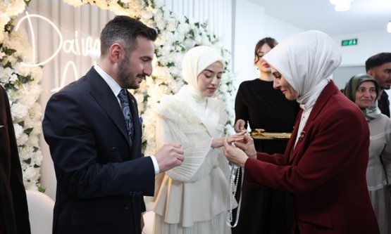 Bakan Mahinur Özdemir Göktaş'tan Genç Çifte Sürpriz: Sosyal Medya Davetiyle Nişan Yüzüğü Taktı