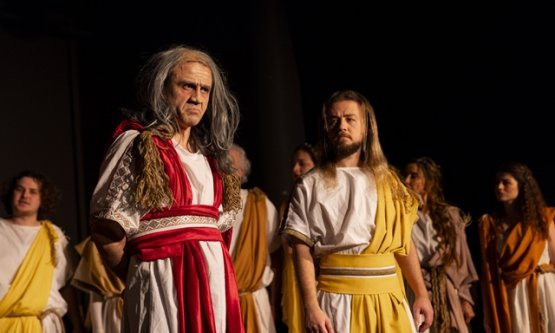 Bi' Çağdaş Tiyatro'dan Aristophanes Yorumu: 'Eşek Arıları' Sahneleniyor, Mayıs Ayında İzleyiciyle Buluşacak