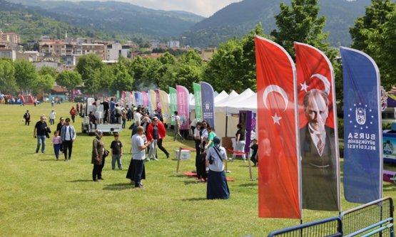 Bursa Büyükşehir Belediyesi 2. Gençlik Şenliği Başladı: Hüdavendigar Parkı Bayram Coşkusuyla Doldu