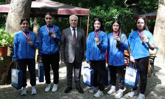 Bursa Büyükşehir Belediyespor'un Başarılı Boksörleri Başkan Bozbey ile Buluştu: Madalya Gururu!