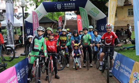 Bursa'da Türkiye'nin İlk Urban Downhill Yarışı Yapıldı: Adrenalin Dolu Mücadele Nefesleri Kesti