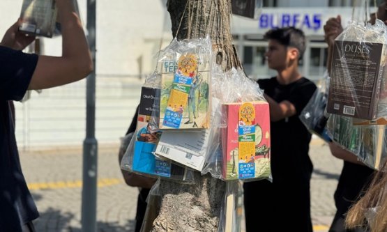Bursa Kent Konseyi'nden 'Okuduğun Kitabı Getir, Ağaca Dönüşsün' Projesi: Merinos Parkı Kitaplarla Yeşillendi!