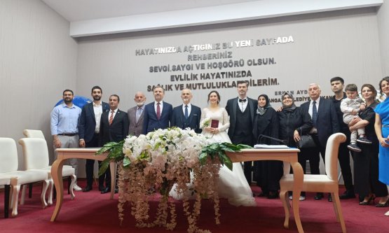 Bursa Siyasetinin Tanıdık Yüzü Gökhan Gerçek'in Mutlu Günü: Kızı Ayşe Büşra Dünyaevine Girdi