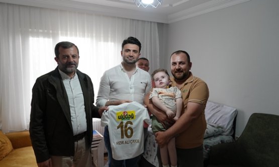 Gürsu'dan Minik Taraftar Hızır Ali'ye Anlamlı Ziyaret: Başkan Işık ve Çelik'ten Moral Desteği!