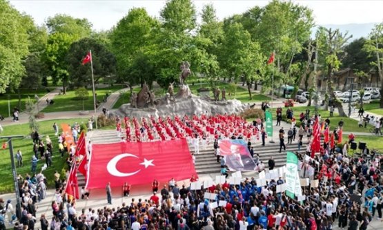İnegöl'de 19 Mayıs Coşkusu Sokaklara Taştı: Gençlik Yürüyüşü Yapıldı