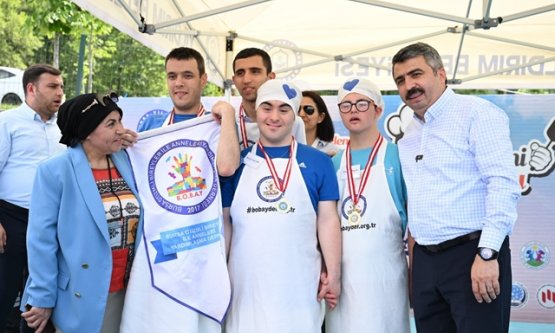 Yıldırım Belediyesi'nden Engelsiz Mutfak Şöleni: Özel Şefler Yarıştı, Doyasıya Eğlendi!