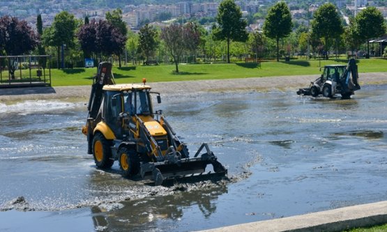 Bursa Büyükşehir Belediyesi Dereleri Temizliyor: Sıcak Havalarda Koku ve Haşereye Karşı Kapsamlı Çalışma!