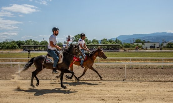 Bursa'da Geleneksel Rahvan At Yarışları Nefes Kesti: 125 At Kıyasıya Yarıştı!